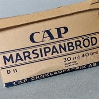 creme papæske med blå tekst Cap marcipanbröd fra cap chokoladfabrik genbrug